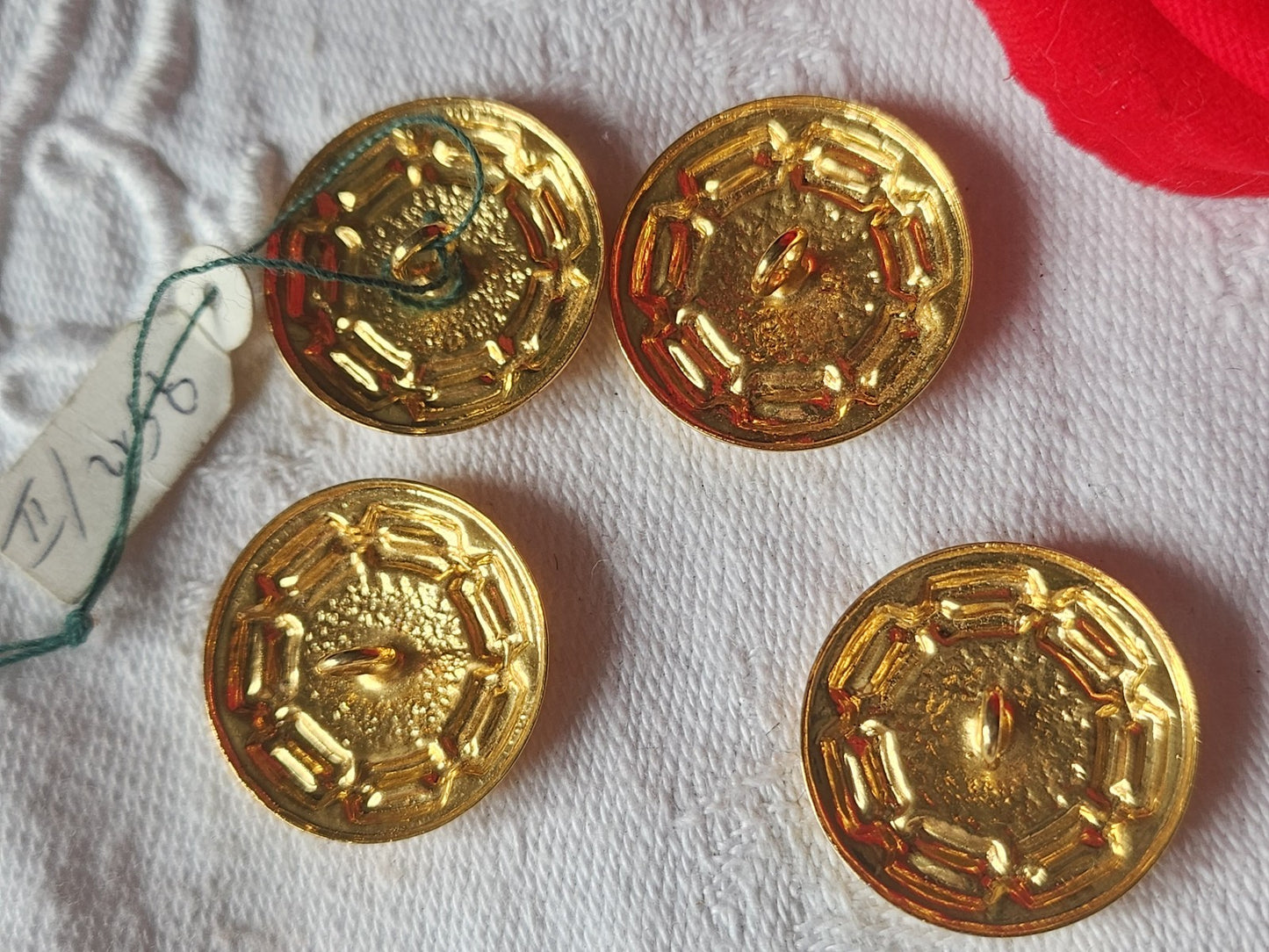 Lot 4  boutons vintage en métal jaune hyper léger 2,1 cm ref 143