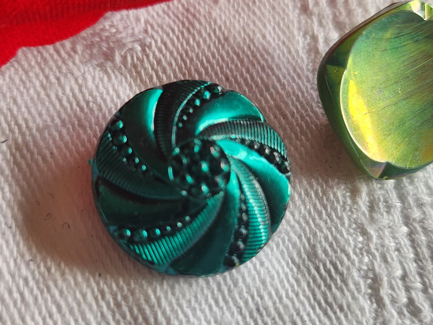 Duo boutons vintage en verre vert à pied 1,6 et  1,8 cm D5K