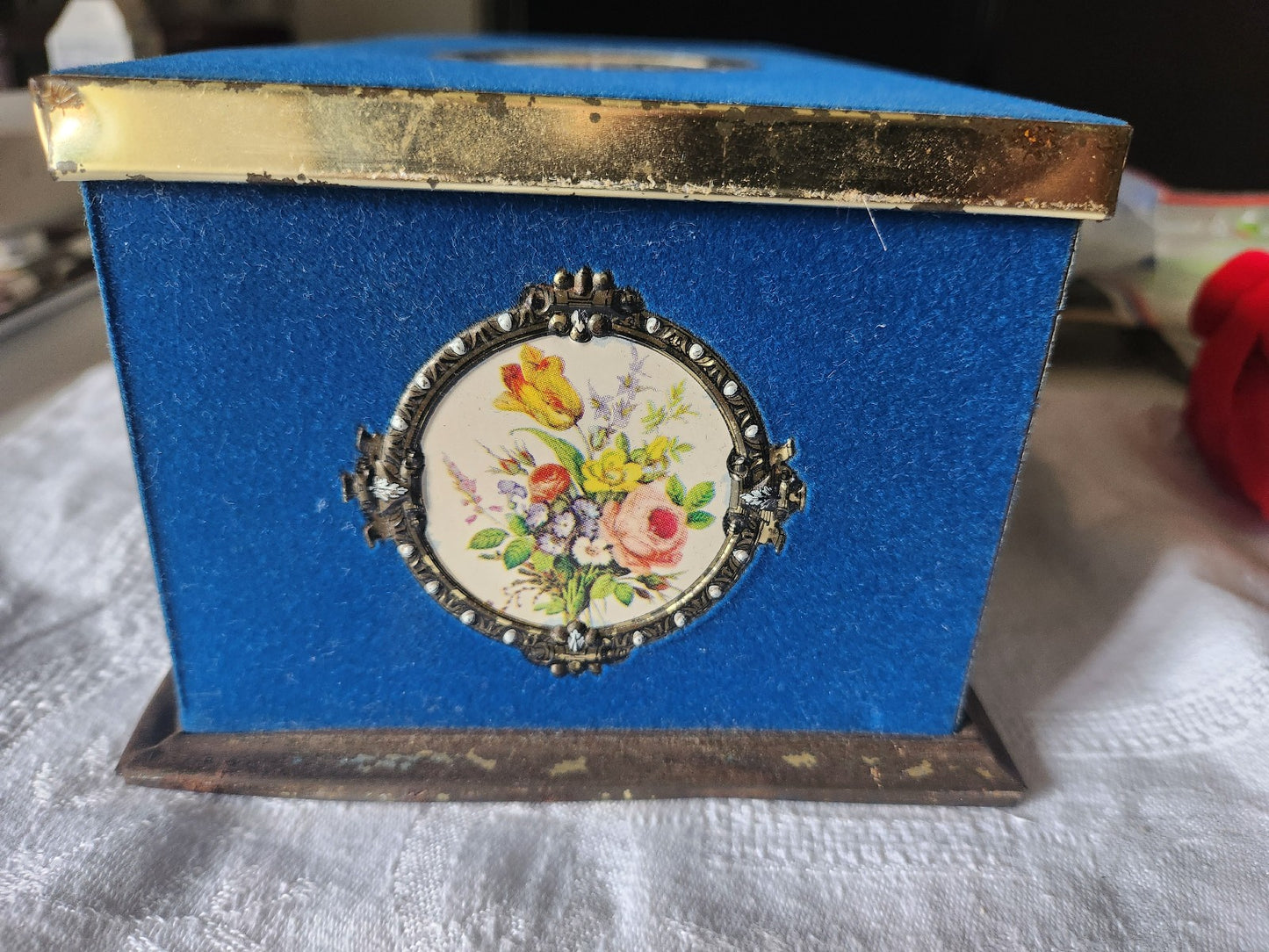 Ancienne boite tôle velours bleu medallon bouquet d'or vintage