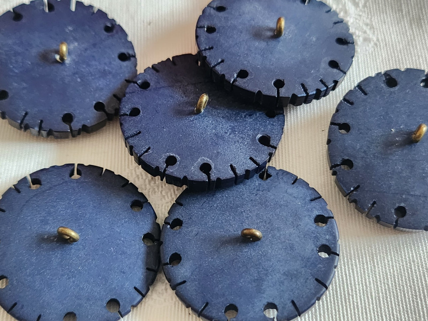 Lot 6 boutons anciens gros bleu dentellé pied laiton 2,8 cm ref 6384