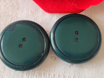 Duo gros bouton vintage vert épais trAvaillé 3,4 cm à trous D18G
