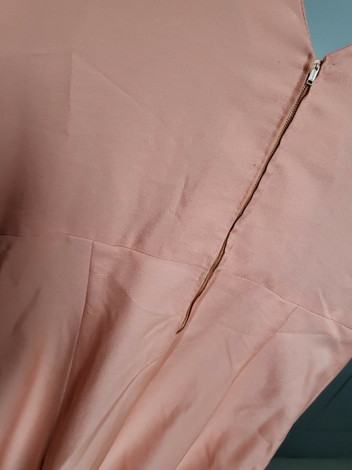 Ancienne robe saumon lumineuse petite taille robe de bal ref portant  T34/36?
