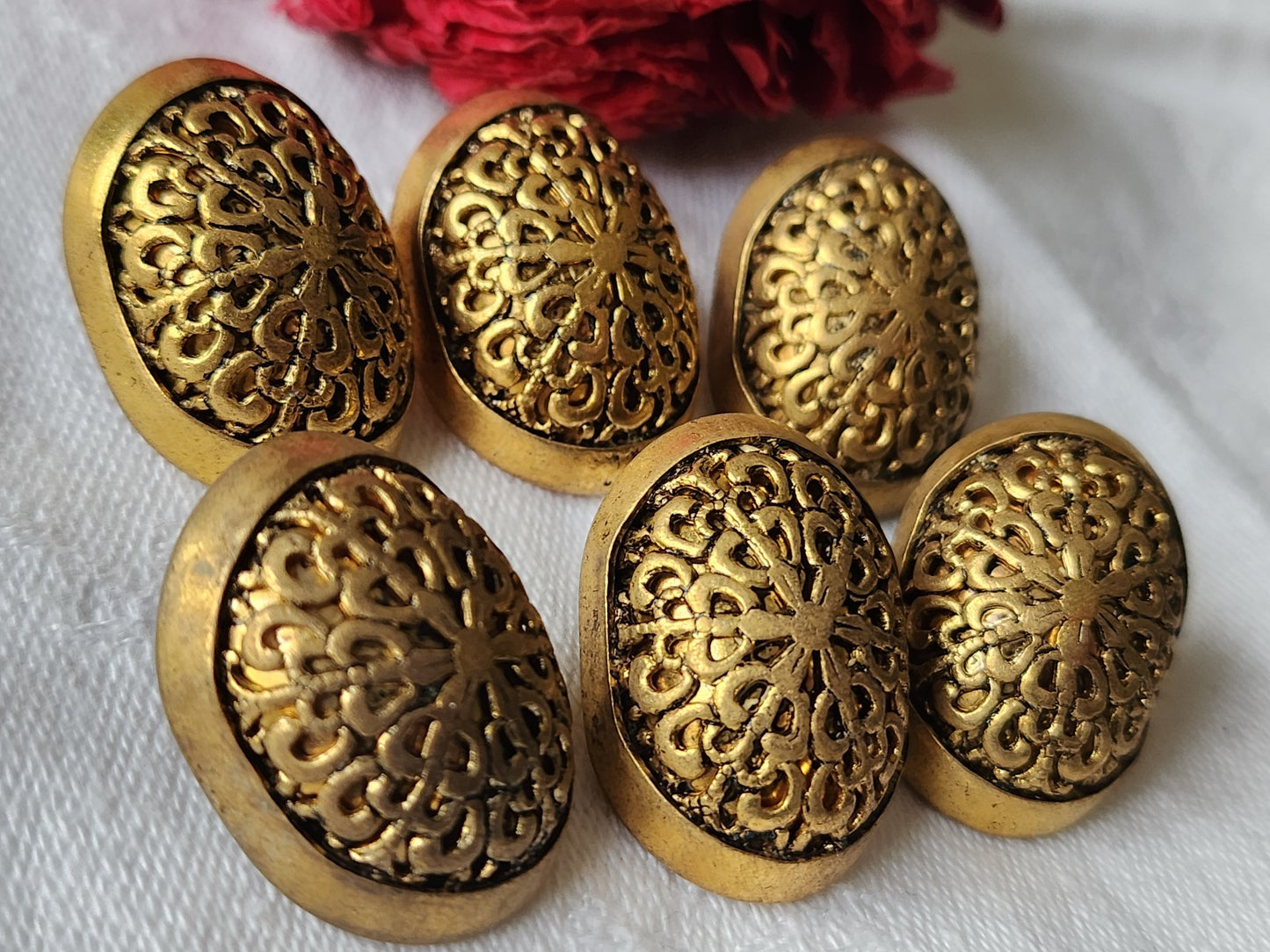 Lot 6  boutons vintage en métal effet compressé lourd 2,7 sur 1,9 cm ref 3789