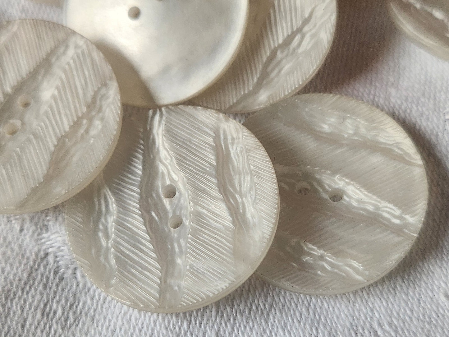 Lot 6 très gros boutons vintage effet  blanc texturé mat 3,5 cm ref 3560