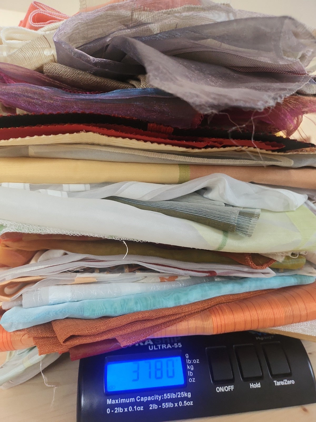 Enorme lot de tissu /voilage fond de magasin datant de 1993 échantillons B5