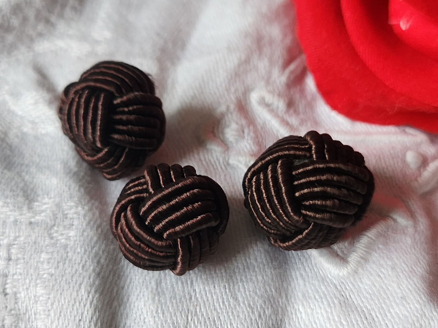 Trio  boutons anciens  en passementerie boule marron  1,6 à 1,9 cm D17G
