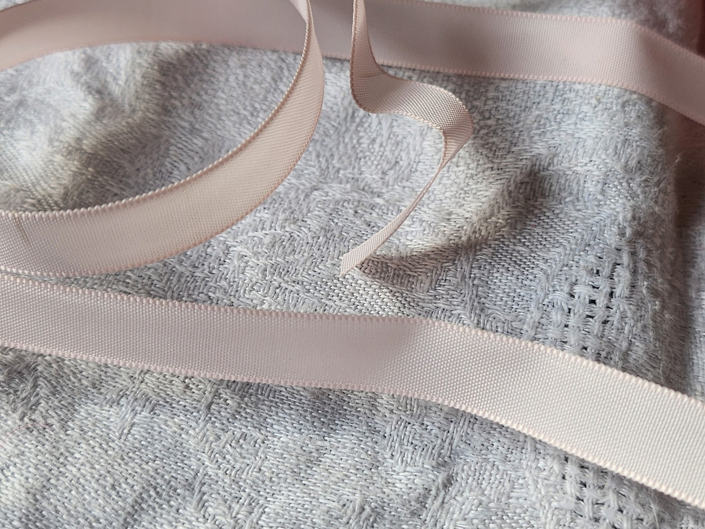 Ruban fin ancien nylon rose 10 mètres sur 1 cm modiste mercerie B5 n°15