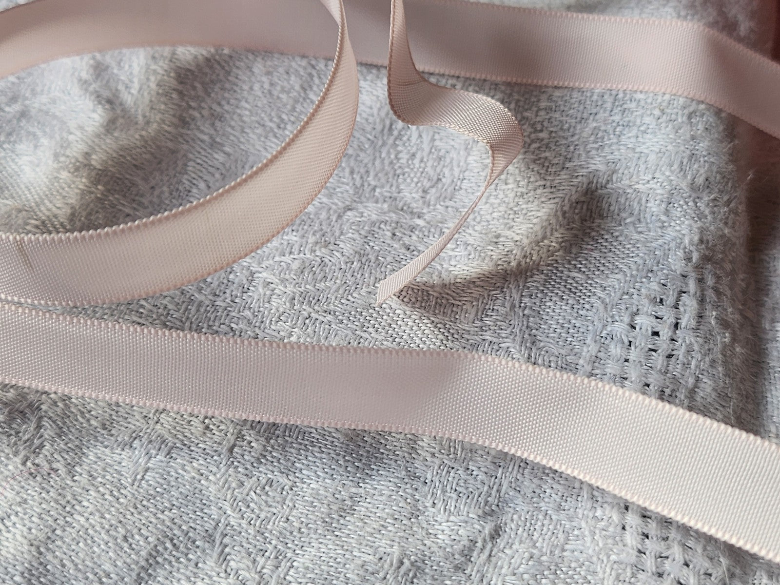 Ruban fin ancien nylon rose 10 mètres sur 1 cm modiste mercerie B5 n°15