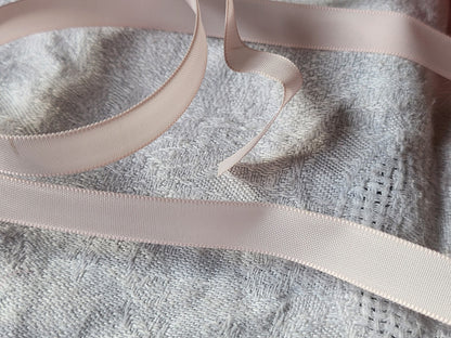 Ruban fin ancien nylon rose 10 mètres sur 1 cm modiste mercerie B5 n°15