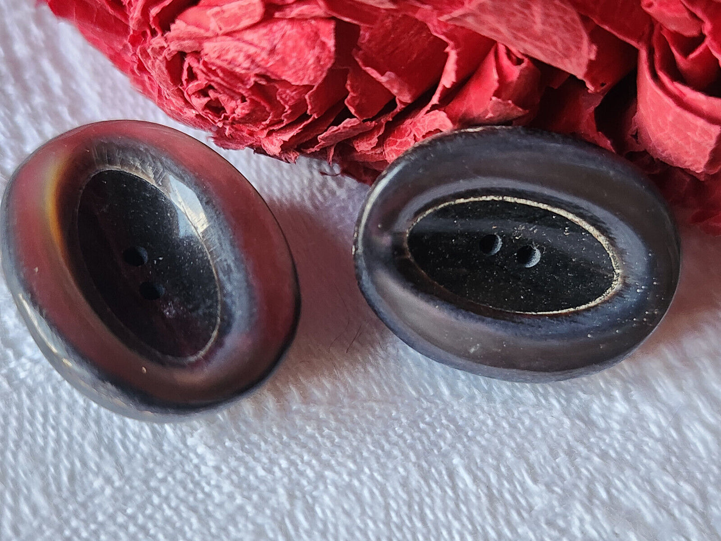 Collection duo boutons anciens nacre et resine  1,7 sur 2,2 cm D9T