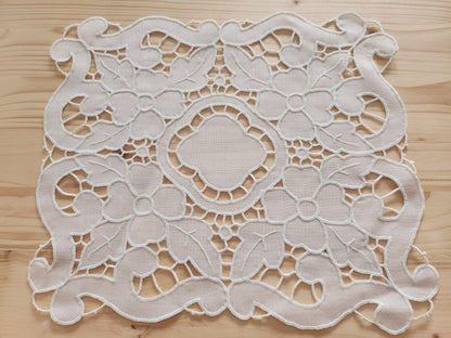 Ancien napperon fait main neuf brides fleur 27 cm sur 30 cm B8