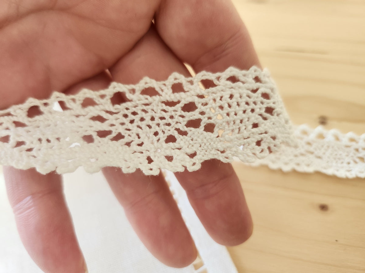 Dentelle ancienne coton grande longueur 8 mètres 60 sur 2,9 cm   T3-43