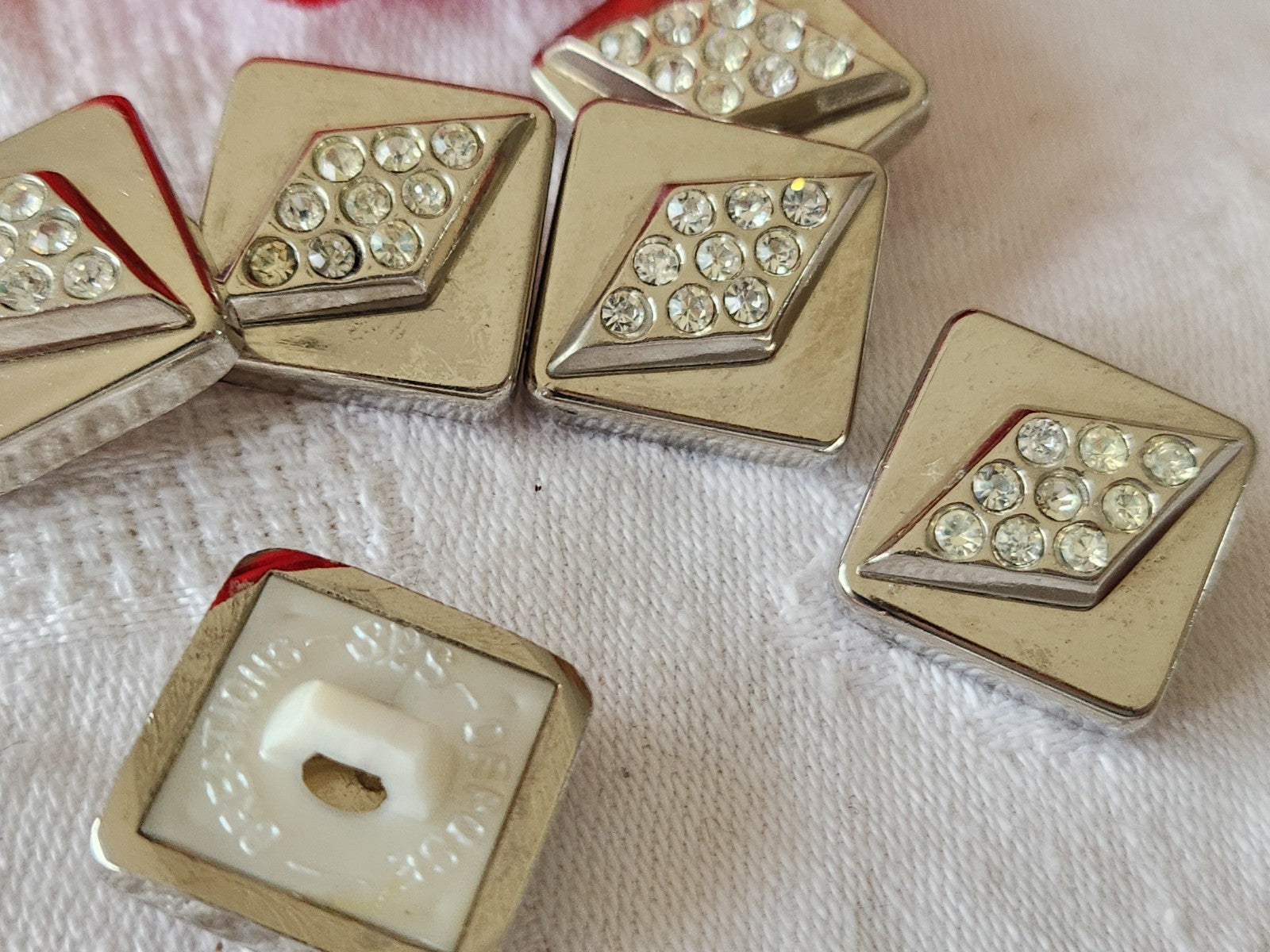Lot 6 boutons  acrylique et strass en verre pied carré 1,6 cm  ref 6008