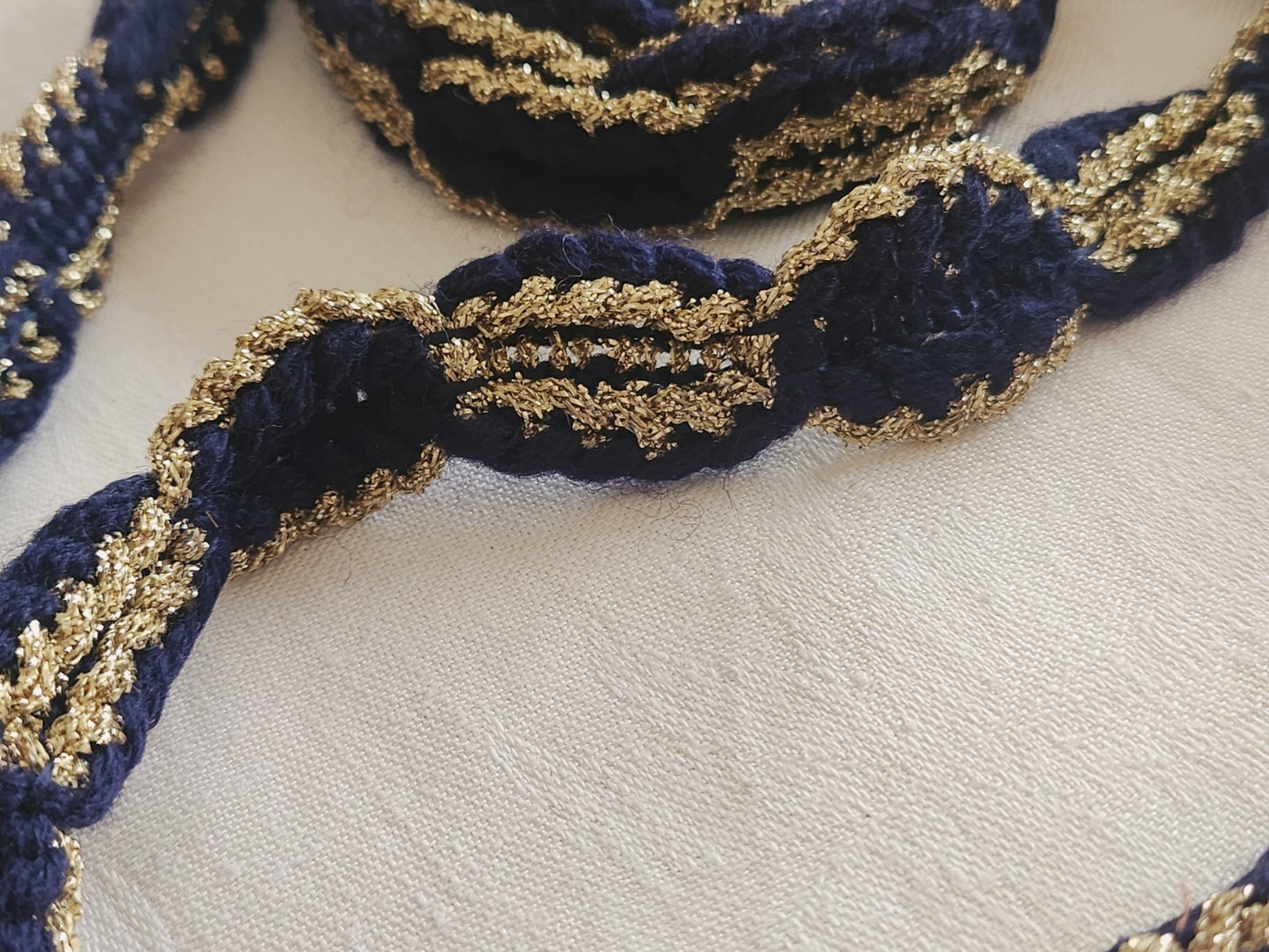 Galon vintage bleu foncé et doré épais 2 mètres 40 sur 2,1 cm A5