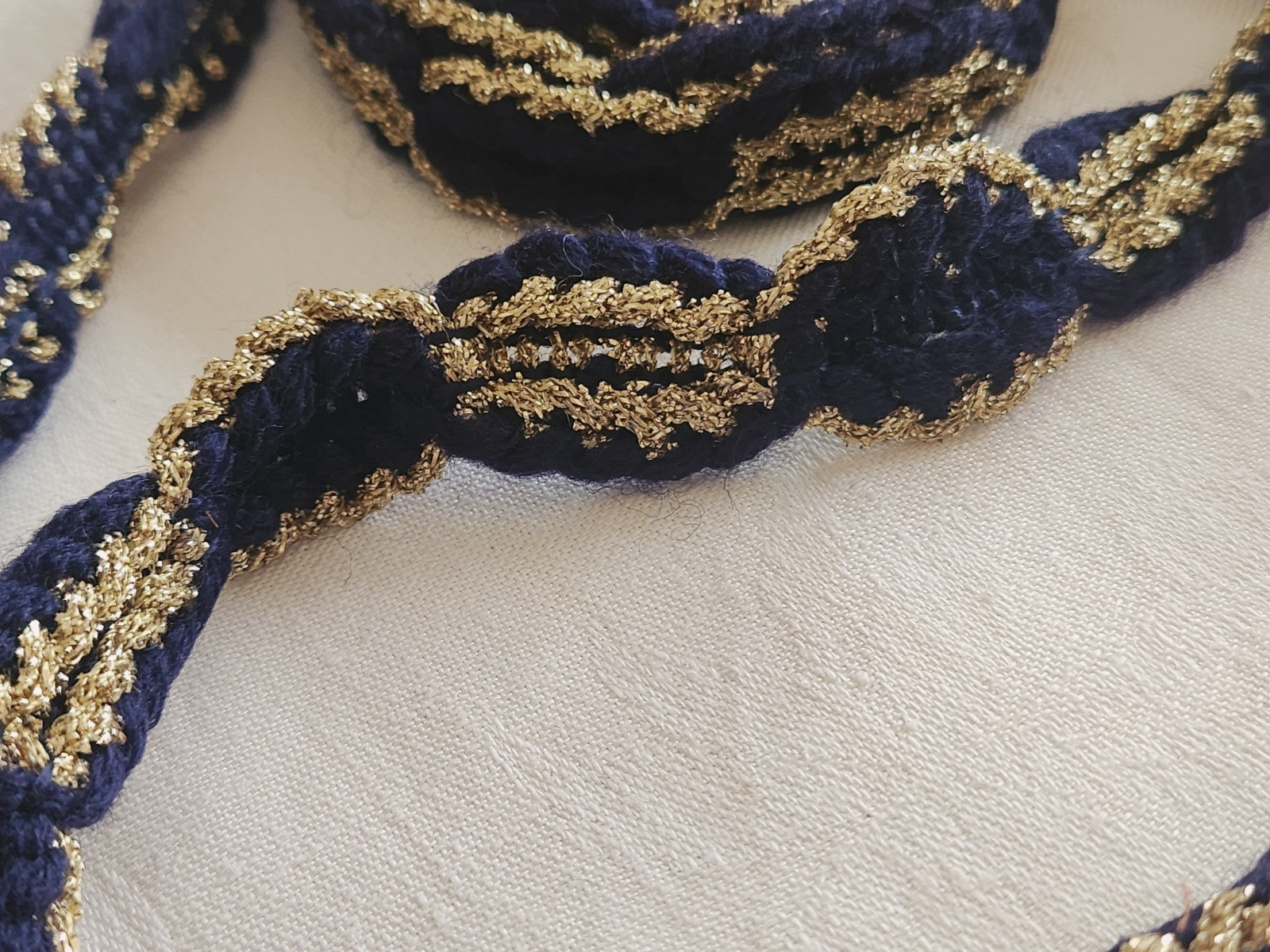 Galon vintage bleu foncé et doré épais 2 mètres 40 sur 2,1 cm A5
