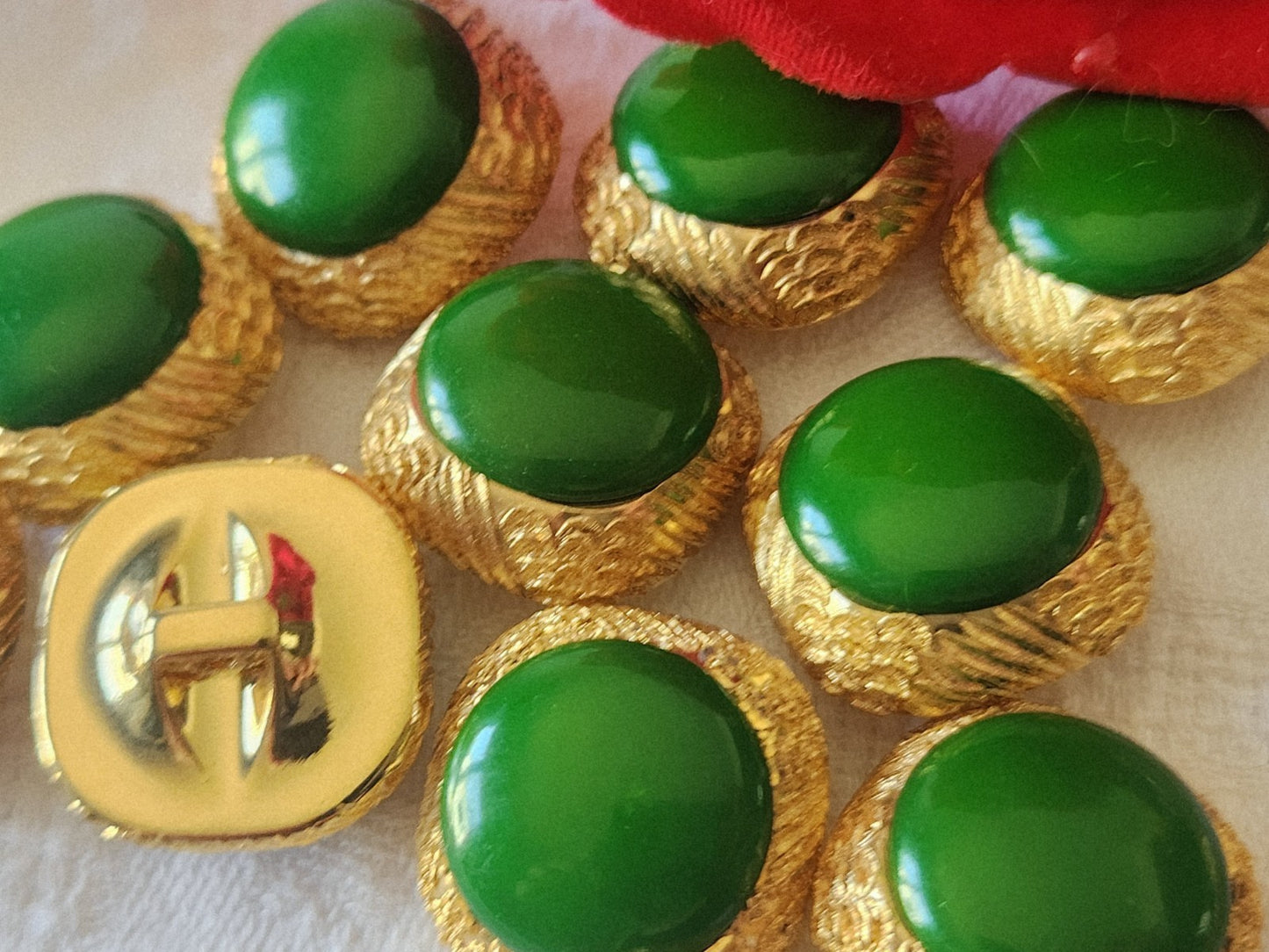 Lot 6 boutons vintage doré vert pied résine 2 cm ref 6124