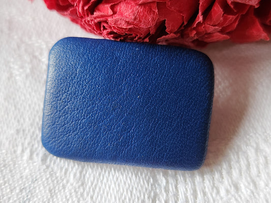 Ancien bouton en cuir bleu  design collection 2  sur 2,9  cm G10J