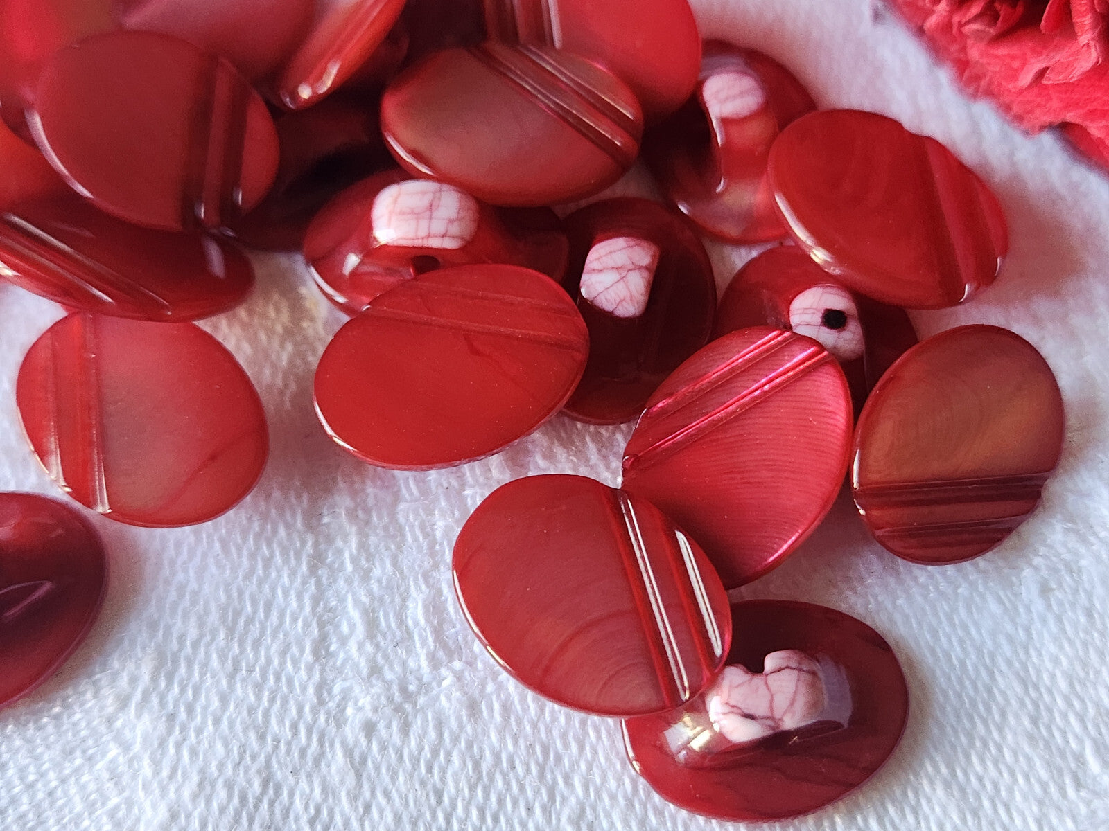 lot 6 boutons anciens en nacre framboise strié pied 1,4 sur 1,1  cm ref 2738