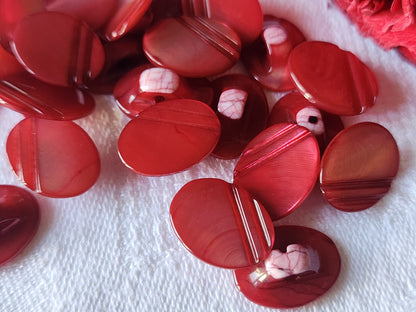 lot 6 boutons anciens en nacre framboise strié pied 1,4 sur 1,1  cm ref 2738