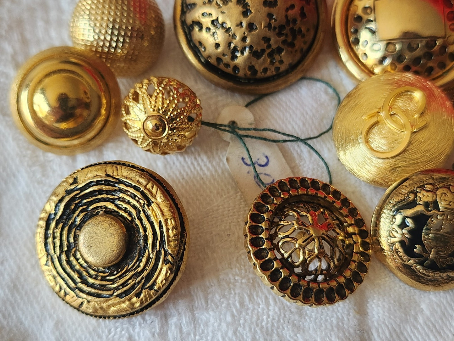 Lot 10 boutons vintage en métal doré 1,5 à 2,5 cm ref 6034