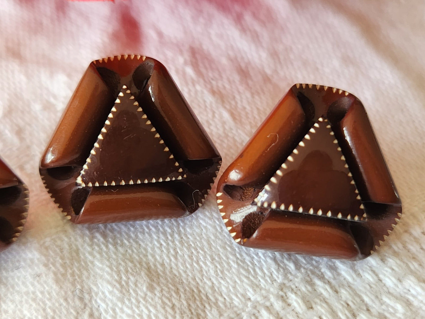 Collection trio boutons anciens marron volume triangle pied laiton 1,8 cm G3L