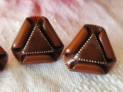 Collection trio boutons anciens marron volume triangle pied laiton 1,8 cm G3L