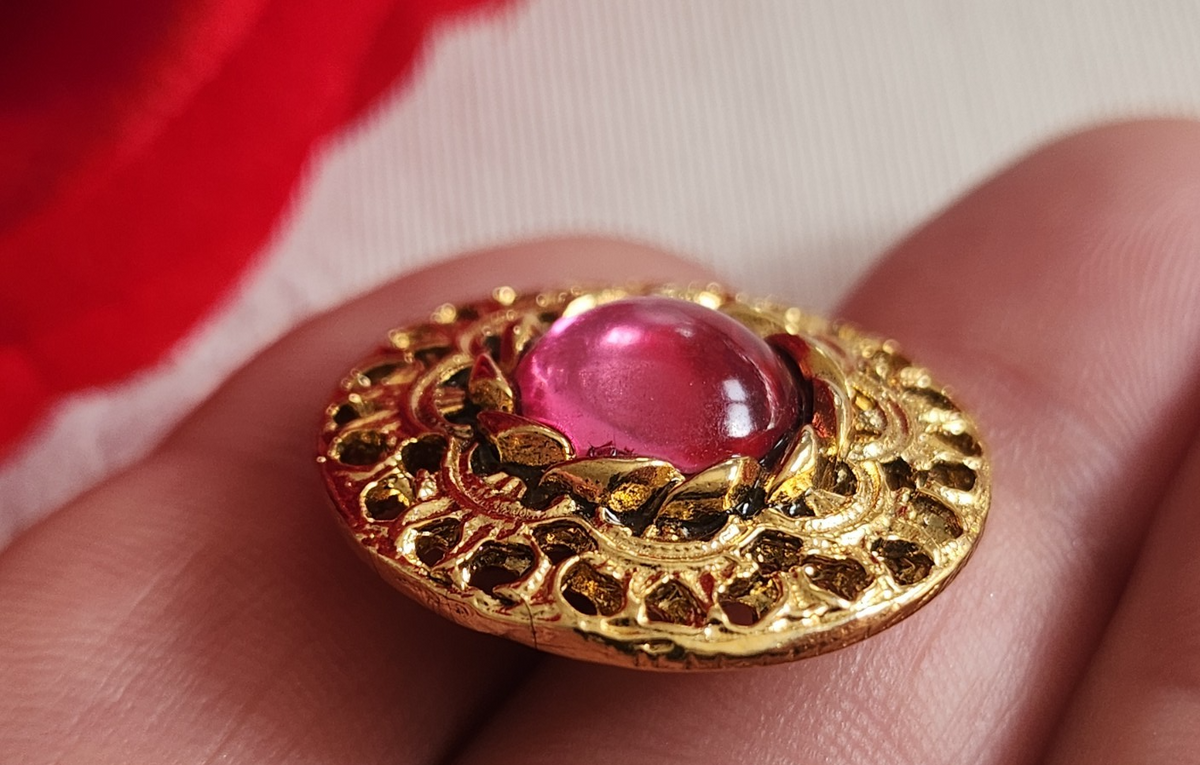 Gros bouton vintage métal doré cœur effet strass rose 2,4 cm  ou 24 mm  ref 6304