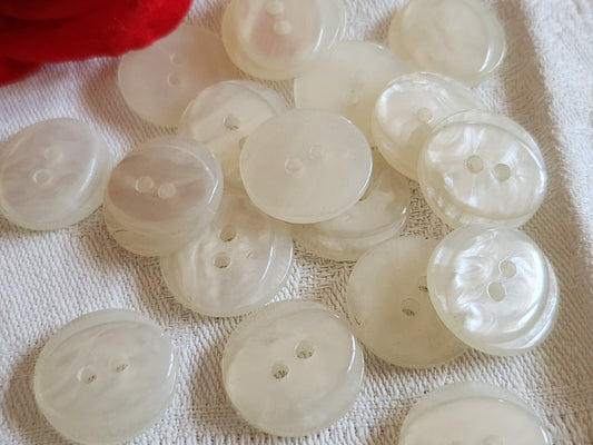 Lot 17 boutons vintage blanc laiteux nacré trous  1,7 cm ou 17 mm ref  6554