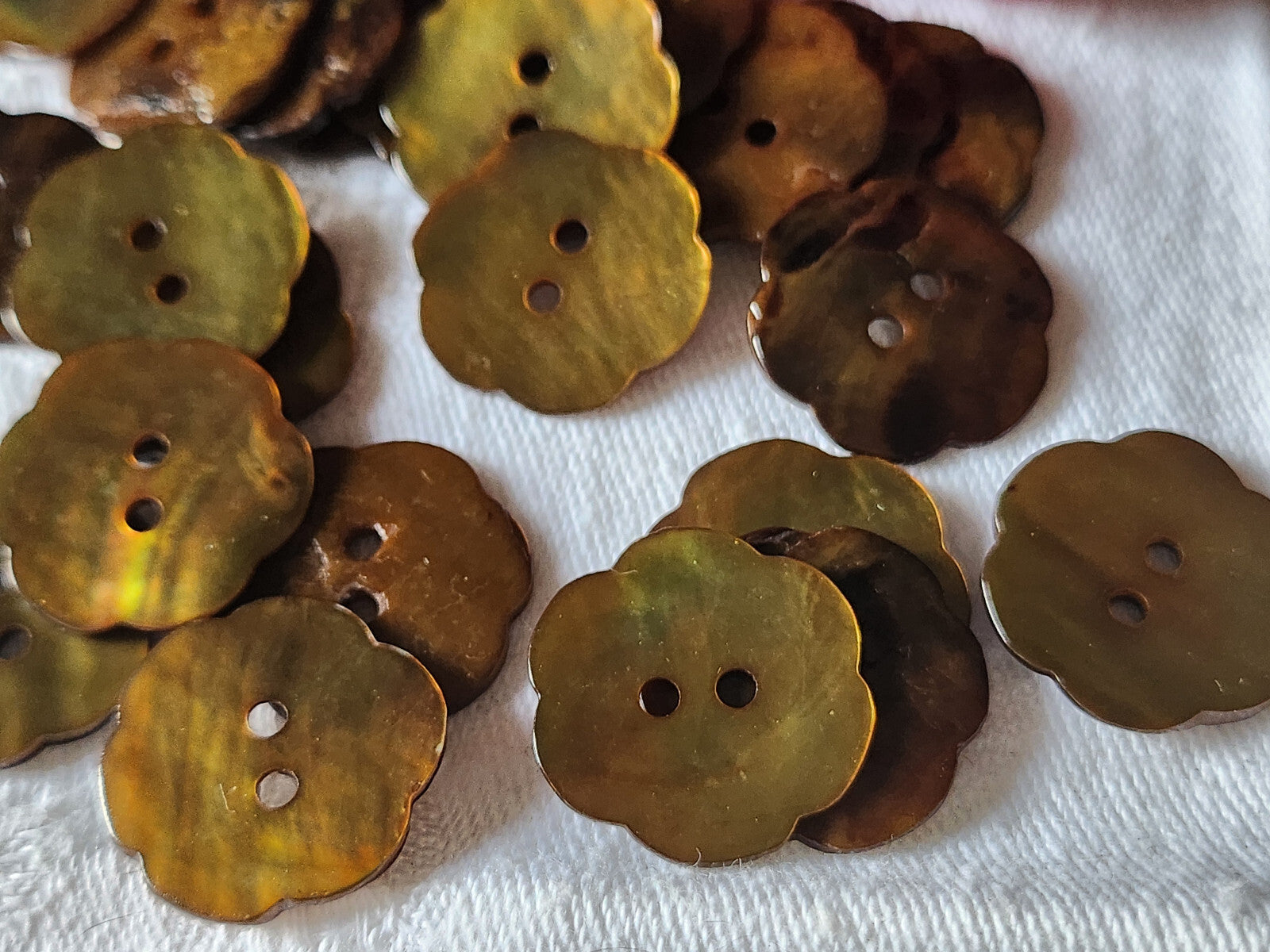 Lot 6 boutons vintage en nacre vert kaki  fleur trous 2 cm ref 1091