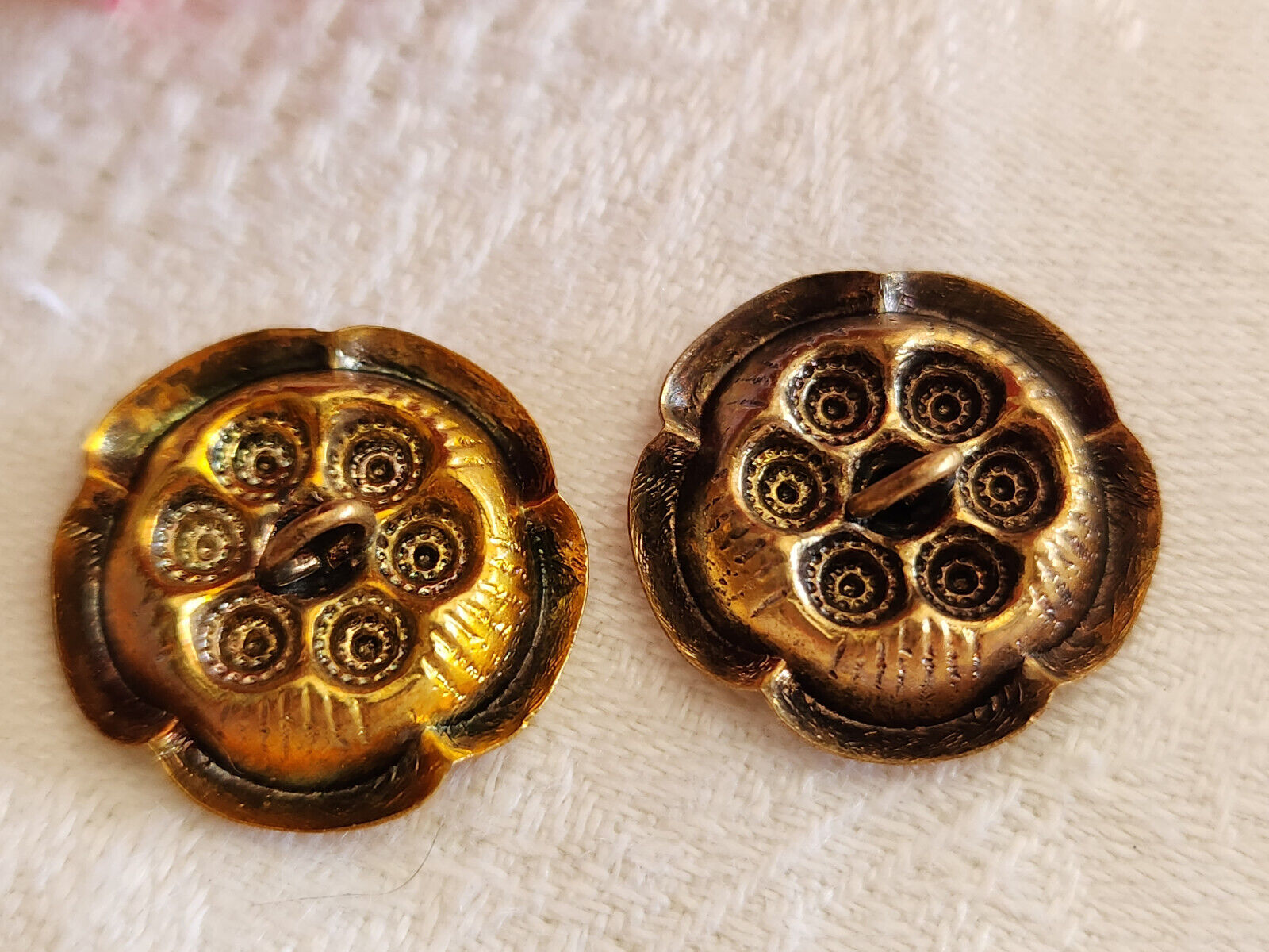 Duo boutons anciens en metal travaillé  bijoux 2  cm G10B