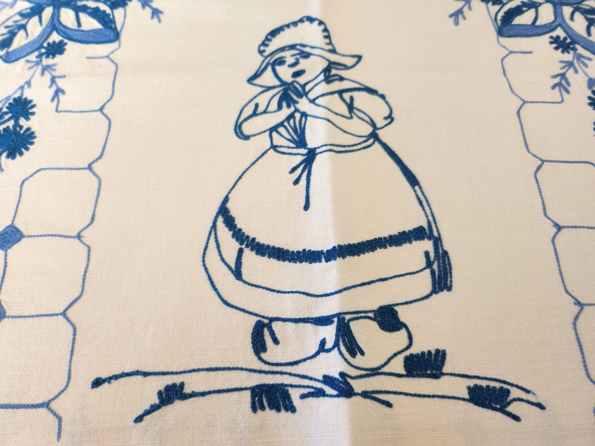 Ancien cache torchon broderie jeune fille priant superbe B8