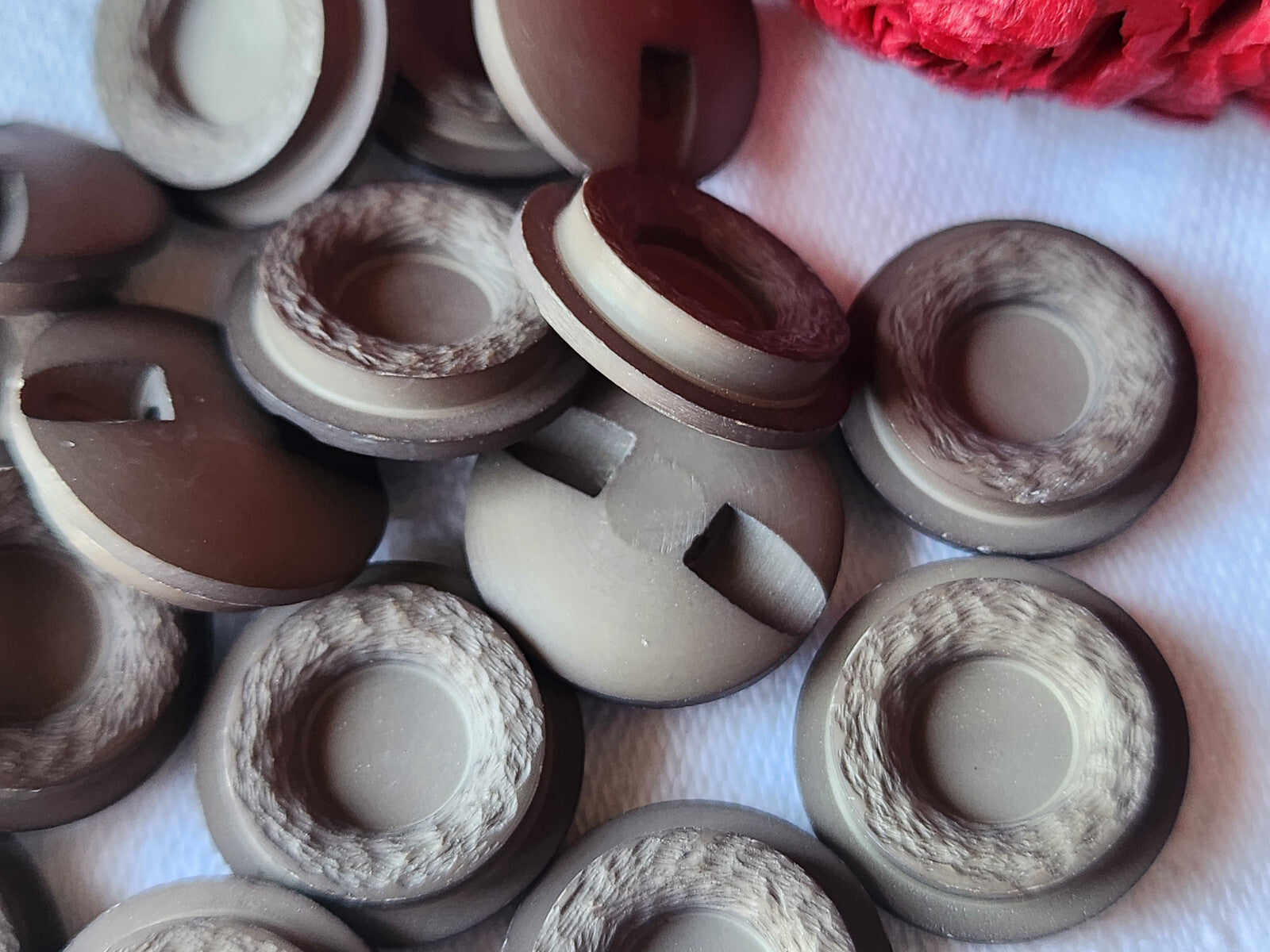 Lot 12 boutons vintage marron mat mtif relief pied plat  1,7 cm ref 413