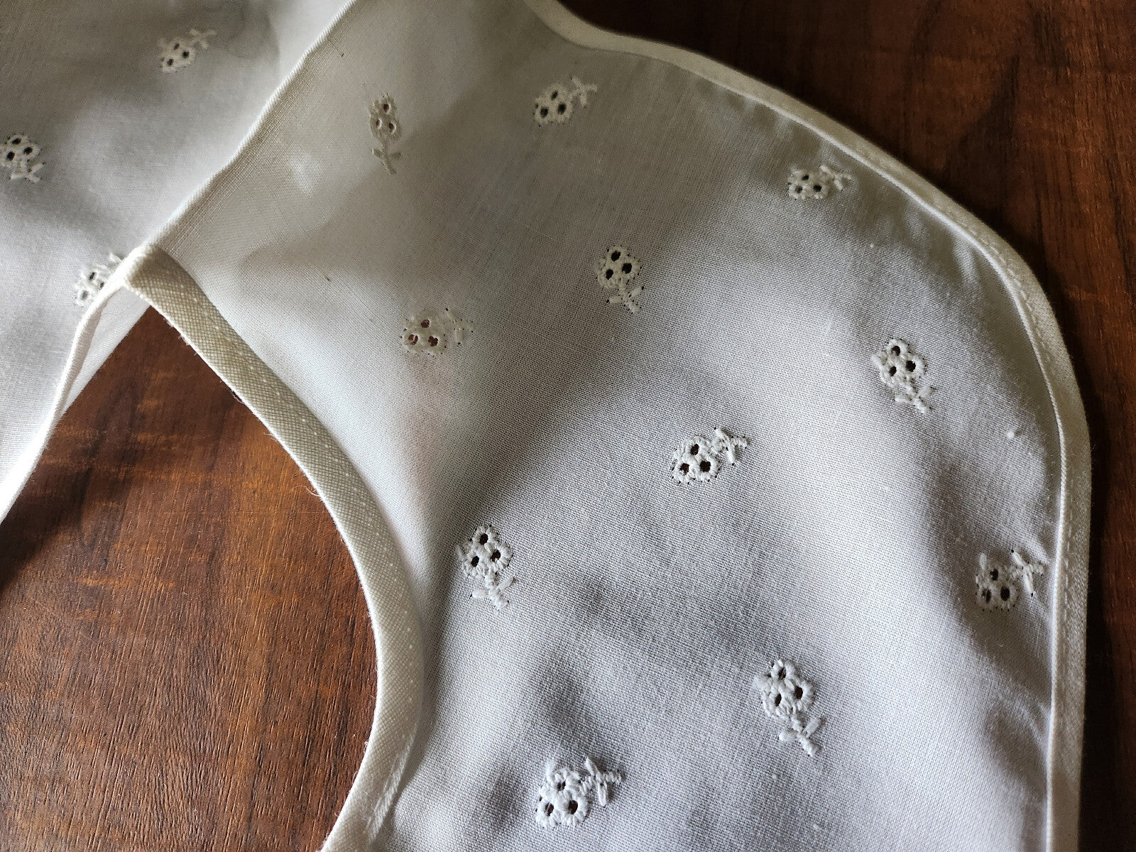 Ancien  col en tissu broderie fleur  travaillé blanc B1-65