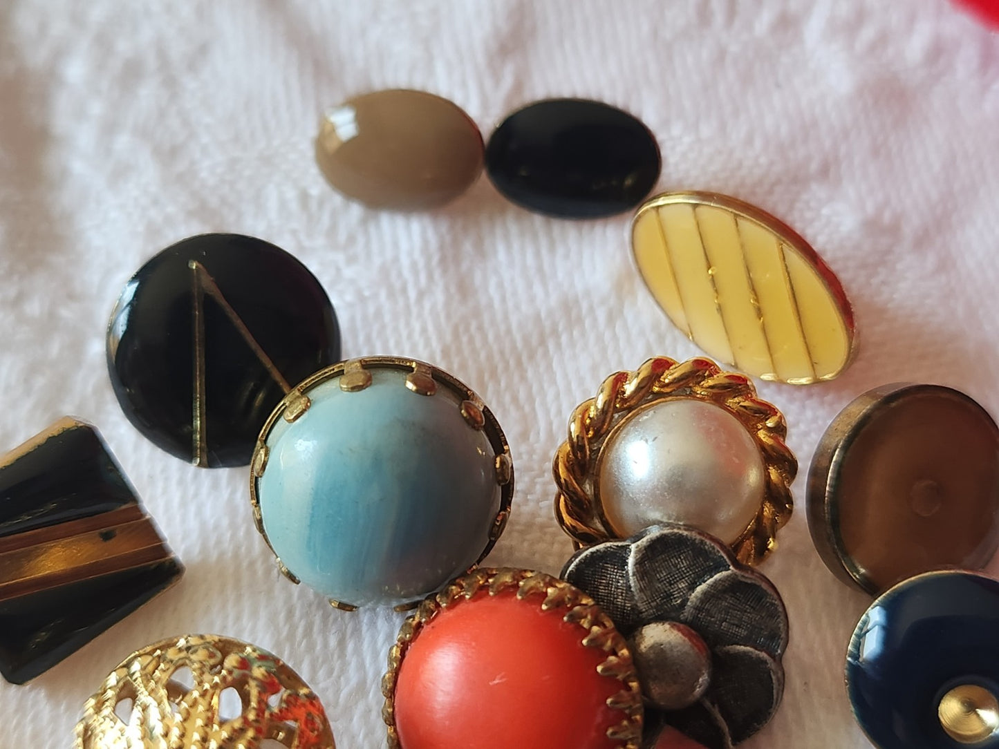 Lot 17 petits boutons vintage panaché 1 à 1,2 cm ref 6040