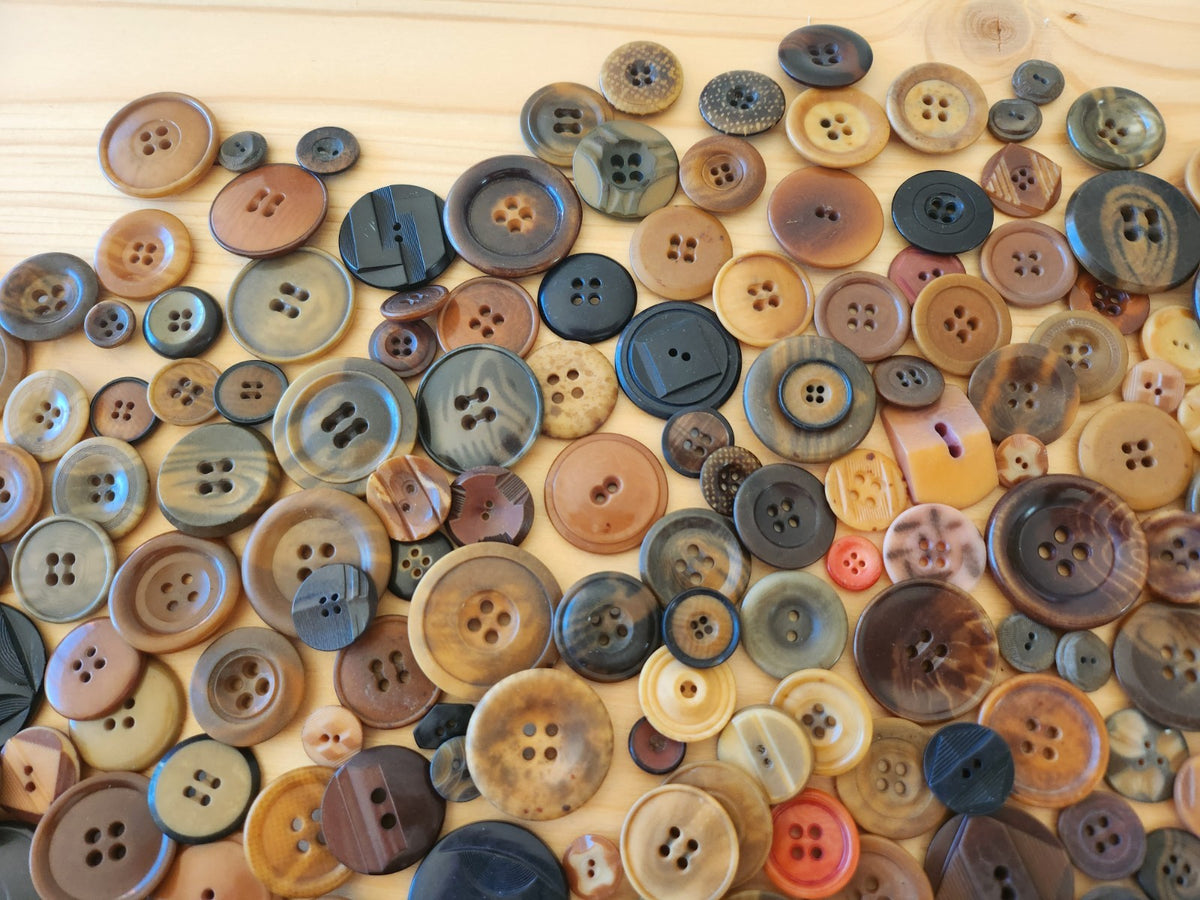 Gros lot de boutons anciens en corozo à trous un peu moins de 500 grammes T10