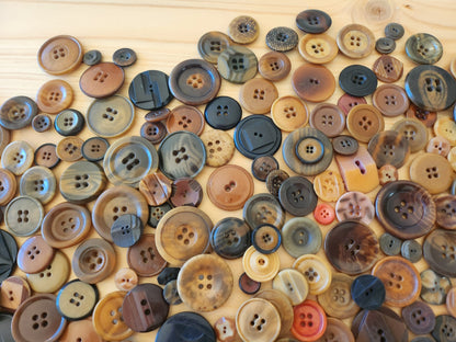 Gros lot de boutons anciens en corozo à trous un peu moins de 500 grammes T10