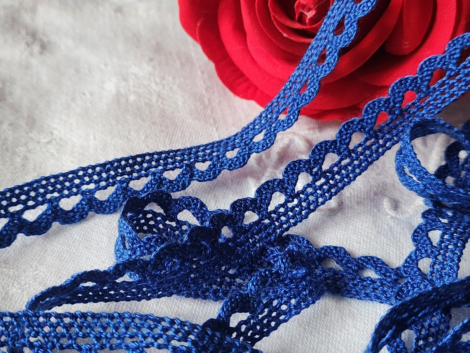 Dentelle vintage bleu foncé  coton 3 métres sur 1,3 cm A6