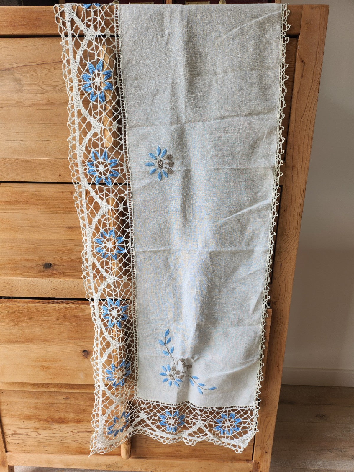 Large bordure ancienne grise lin dentelle bleu broderie à détourner ou recup B3