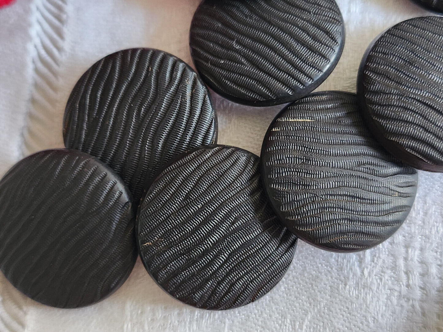 Lot 8 gros boutons anciens en bois noir vague motif pied 2,7 cm ref 1043