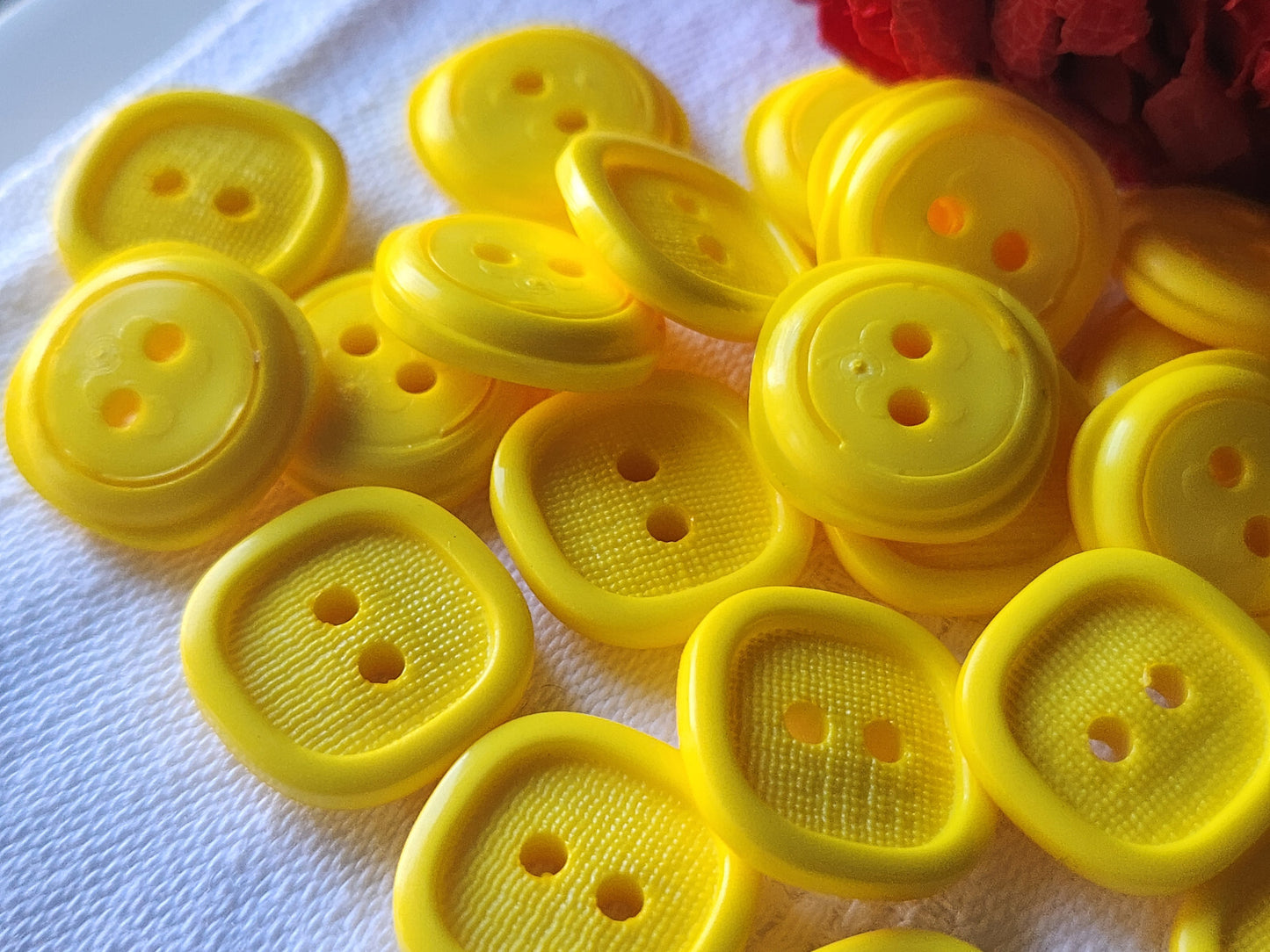 Lot 25 boutons jaune texturé   fond d'atelier  1,7 cm trous  ref 2449