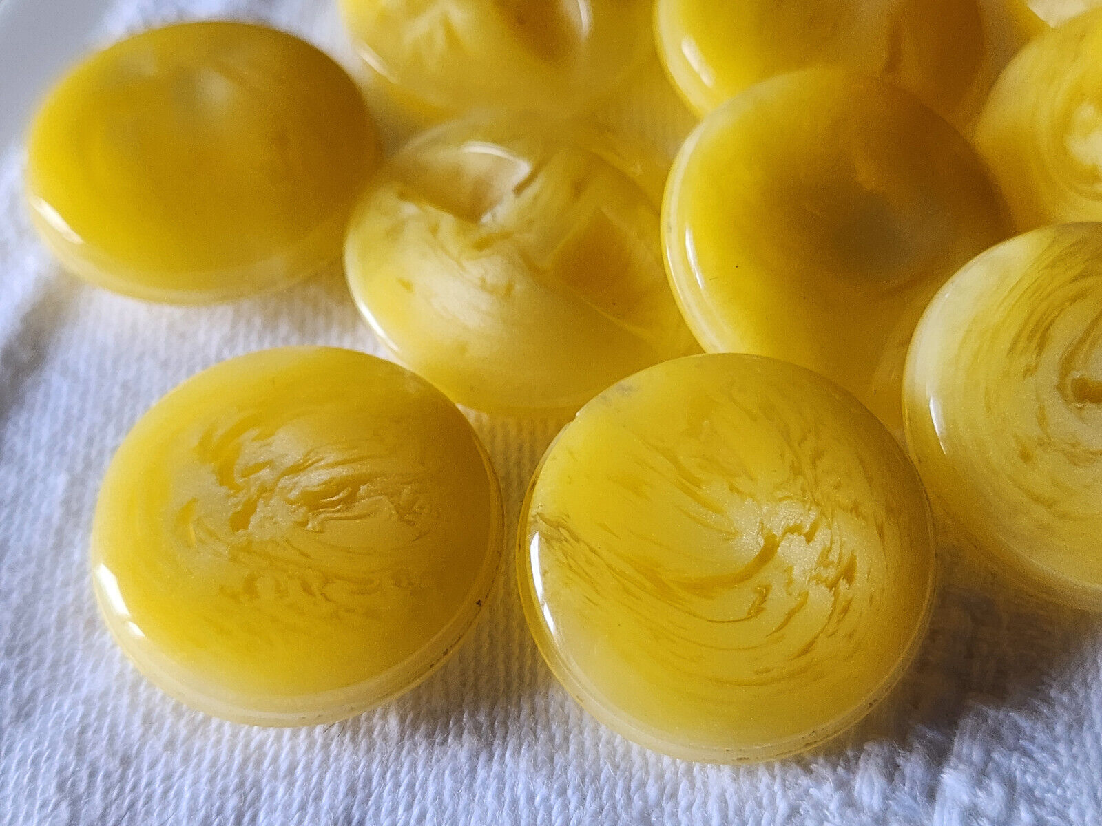 Lot 6 boutons vintage vague camaieu jaune transparent  pied 2,2 cm ref 3367