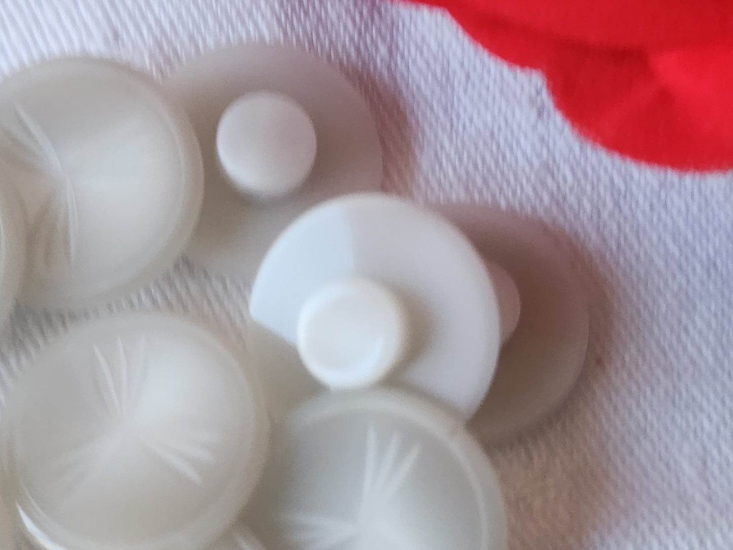 Lot 10 boutons vintage gris motif pied transparent 1,8 cm ref 586