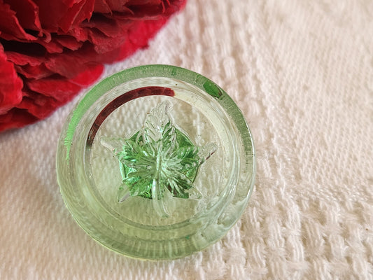 Bouton vintage en verre motif  feuille transparent vert   2,3 cm G16D