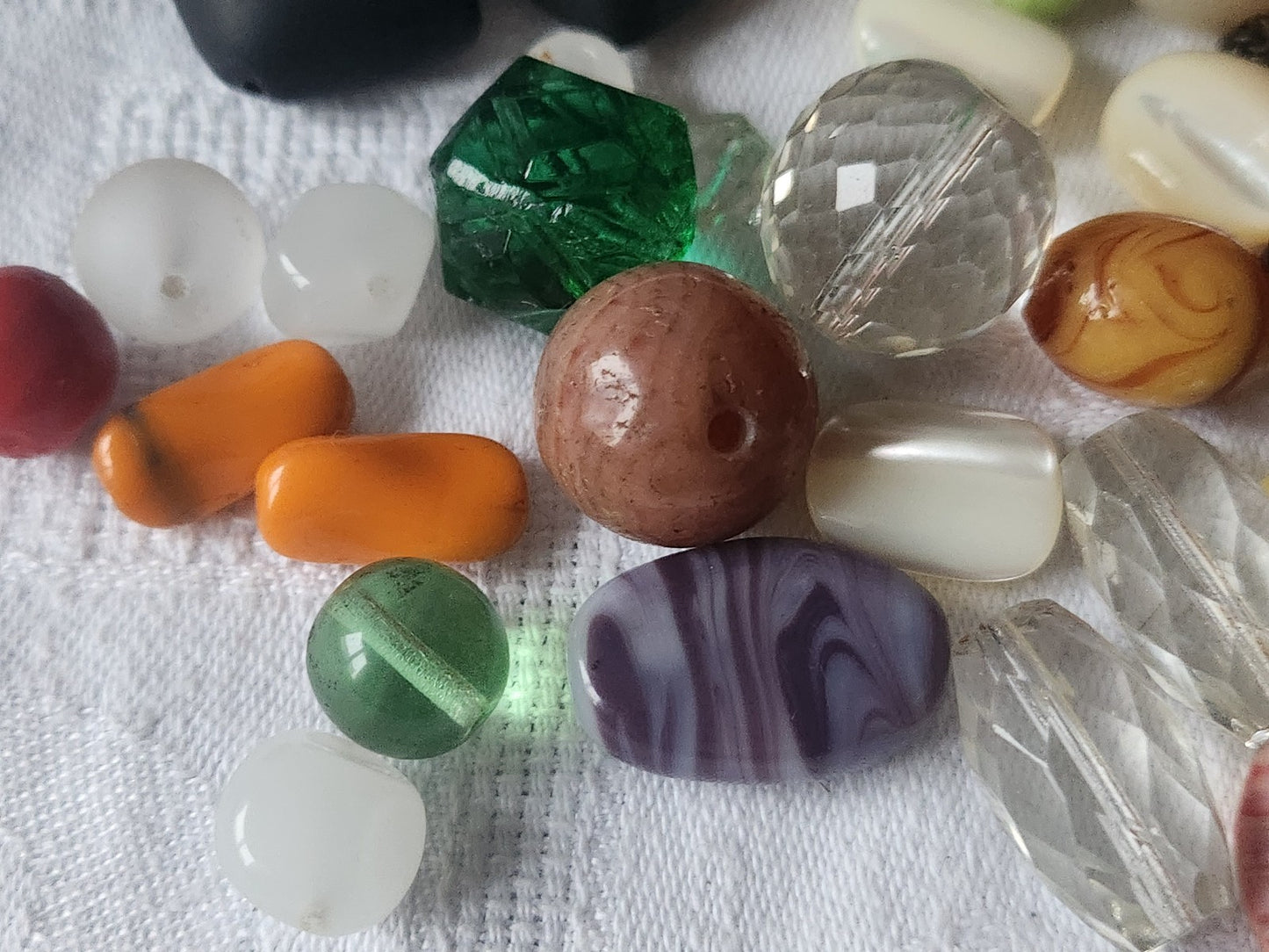 Lot 40 perles anciennes verre nacre panaché 0,7 à 2,2 cm T2
