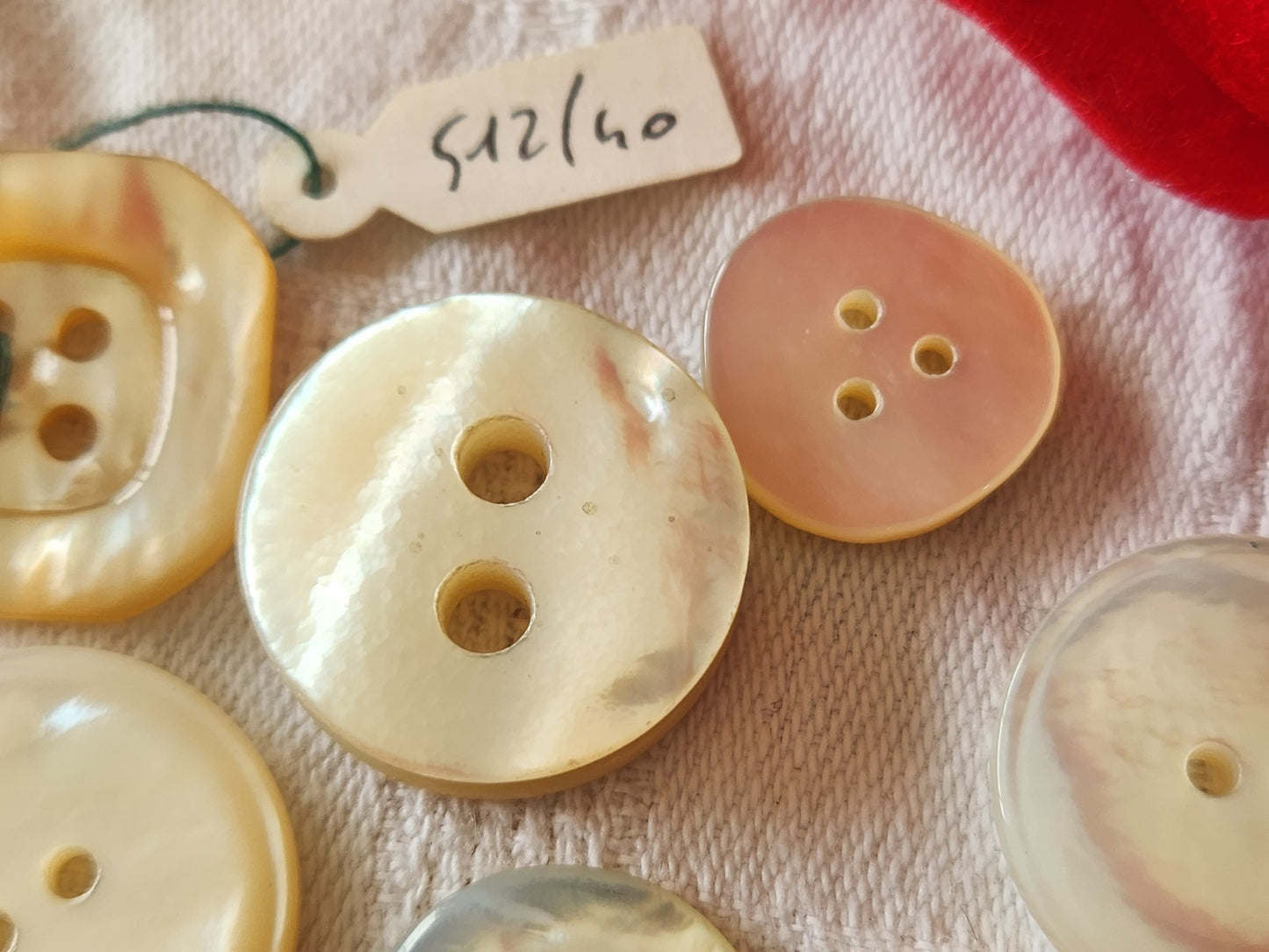 Panaché lot de 7 boutons anciens en nacre blanc 1,7 sur 2,2 cm ref 3947
