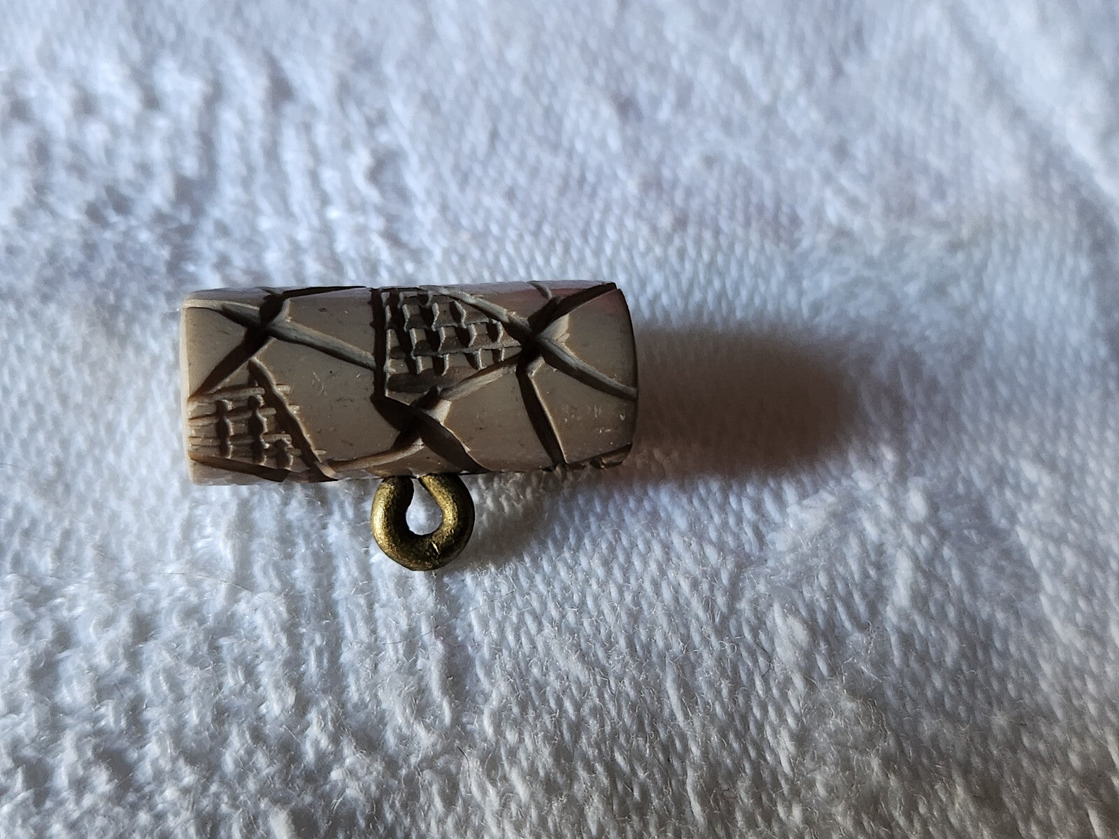 Collection petit bouton ancien sculpté marron clair 0,8 sur 1,9 cm D7I