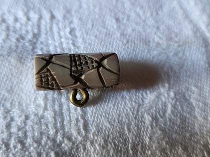 Collection petit bouton ancien sculpté marron clair 0,8 sur 1,9 cm D7I