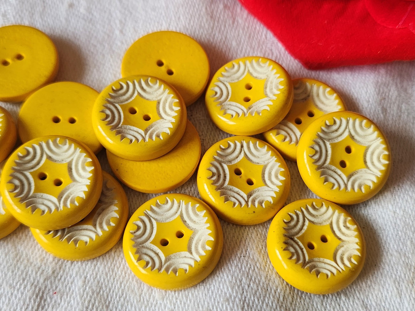 Lot 9 boutons vintage jaune blanc ciselé 1,7 cm ref 774