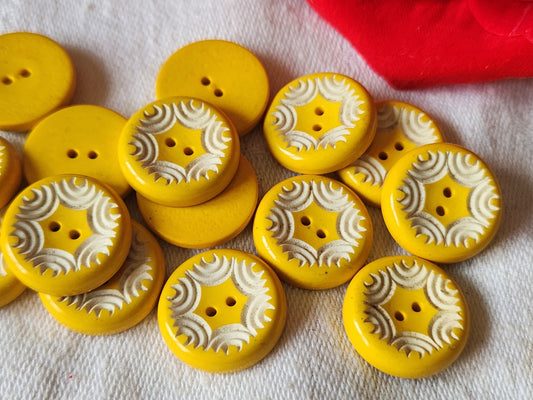 Lot 9 boutons vintage jaune blanc ciselé 1,7 cm ref 774