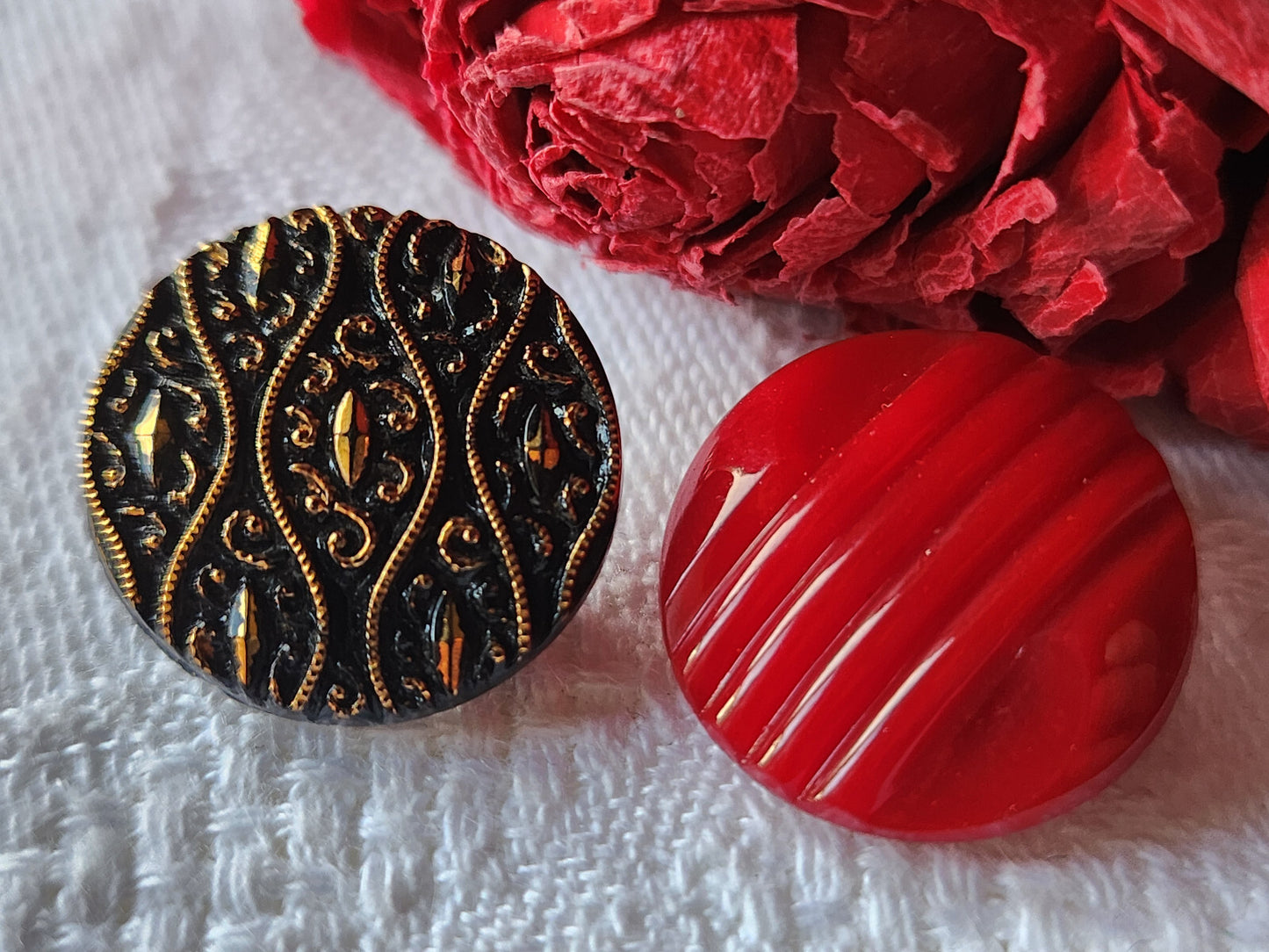 Duo boutons anciens en verre rouge doré noir  pied 1,7/ 1,8  cm D10A